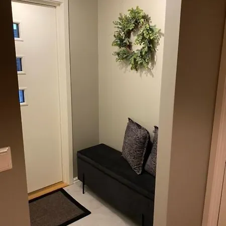 15 Mins From Center, Familyhome