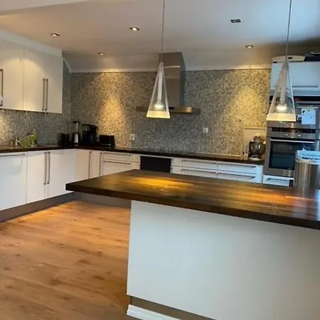 15 Mins From Center, Familyhome