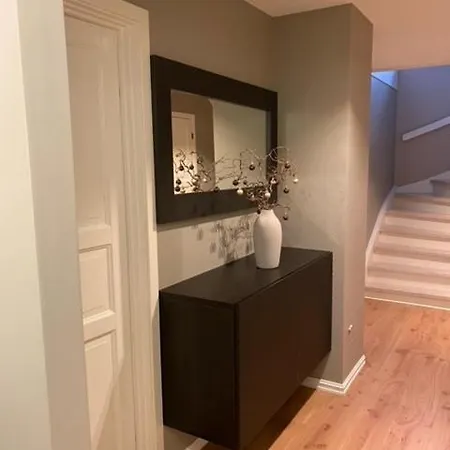 15 Mins From Center, Familyhome *